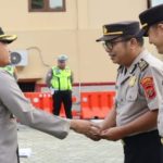 Kapolres Labuhanbatu AKBP Wahyu Memberikan Penghargaan Kepada Personilnya