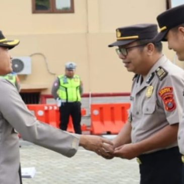 Kapolres Labuhanbatu AKBP Wahyu Memberikan Penghargaan Kepada Personilnya